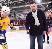 Генеральный директор хоккейной Суперлиги Украины сделал вбрасывание во встрече СК «Сокол» - «Белый Барс» (видео)