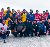 Атмосфера хоккея на замерзшем озере. Как игроки ХСУ сыграли на открытом воздухе (видео)