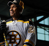 Первый афроамериканец в НХЛ стал первым хоккеистом, получившим Золотую медаль Конгресса США