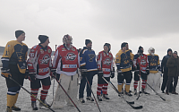 Игроки хоккейной Суперлиги Украины провели матч под открытым небом на замерзшем озере