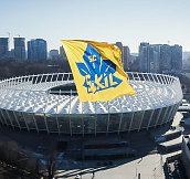 От просмотра захватывает дух! В небе над Киевом подняли огромный флаг СК «Сокол» (видео)