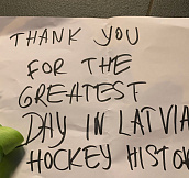 «Благодарим за величайший день в истории латвийского хоккея»: Болельщики в Риге принесли цветы к посольству Канады