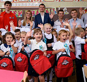 2 300 подарков первоклассникам от ХК «Донбасс» и Фонда Бориса Колесникова