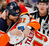 В одном из матчей НХЛ случилась короткая, но энергичная драка (видео)