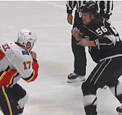 Во время матча НХЛ подрались два великана (видео)